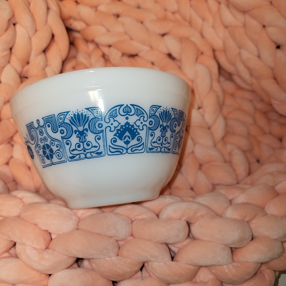 401 1 1/2 PT Blue Horizon Pyrex bowl